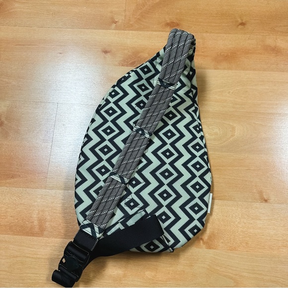 NWOT Kavu Cream & Black Geometric Print Rope Sling Crossbody